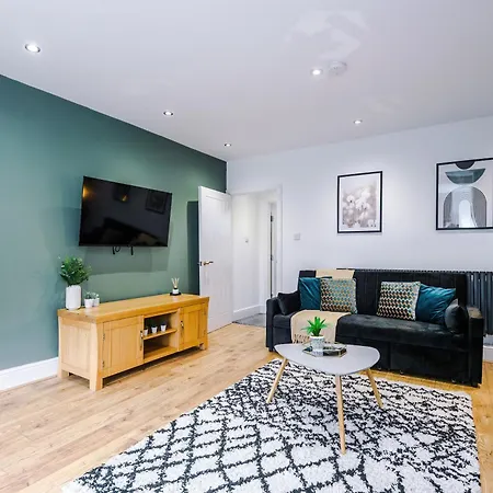 The Hub - 6 Bedrooms & Pool Table *
