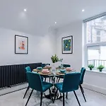 The Hub - 6 Bedrooms & Pool Table