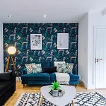The Hub - 6 Bedrooms & Pool Table Апартаменты *