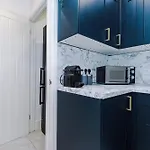 The Hub - 6 Bedrooms & Pool Table *