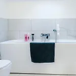 Апартаменты The Hub - 6 Bedrooms & Pool Table Харрогейт