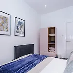 The Hub - 6 Bedrooms & Pool Table Апартаменты Харрогейт