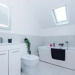 The Hub - 6 Bedrooms & Pool Table