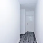 Апартаменты The Hub - 6 Bedrooms & Pool Table *