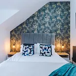 Апартаменты The Hub - 6 Bedrooms & Pool Table Харрогейт