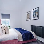 The Hub - 6 Bedrooms & Pool Table