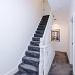 The Hub - 6 Bedrooms & Pool Table *