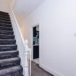 The Hub - 6 Bedrooms & Pool Table *