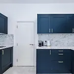 Апартаменты The Hub - 6 Bedrooms & Pool Table *