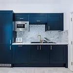 The Hub - 6 Bedrooms & Pool Table Апартаменты *
