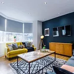 The Hub - 6 Bedrooms & Pool Table Апартаменты *