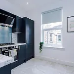 The Hub - 6 Bedrooms & Pool Table *