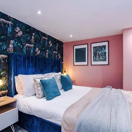 Stylish Boutique Flat In - Sleeps 16