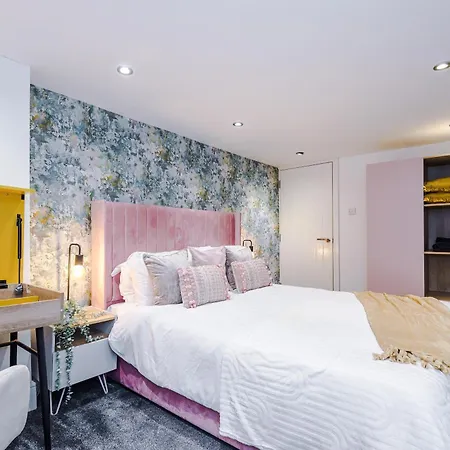 Stylish Boutique Flat In - Sleeps 16 * Харрогейт