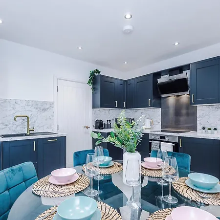 Апартаменты Stylish Boutique Flat In - Sleeps 16 *