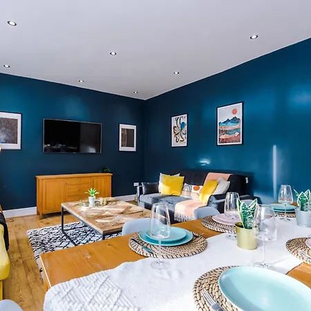 Apartment Modern Boutique Flat In - Sleeps 16 *