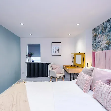 Apartment Modern Boutique Flat In - Sleeps 16