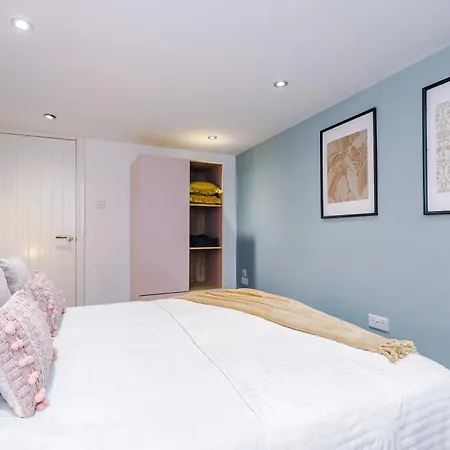 Modern Boutique Flat In - Sleeps 16 Harrogate