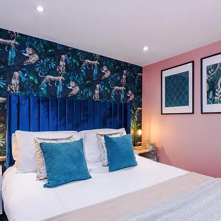 Modern Boutique Flat In - Sleeps 16 Apartment Harrogate