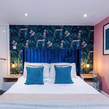 Modern Boutique Flat In - Sleeps 16