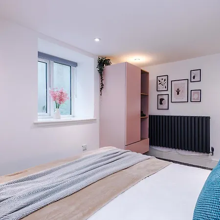 Modern Boutique Flat In - Sleeps 16 Apartment