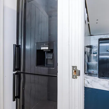 Апартаменты Stylish Boutique Flat In - Sleeps 16 *