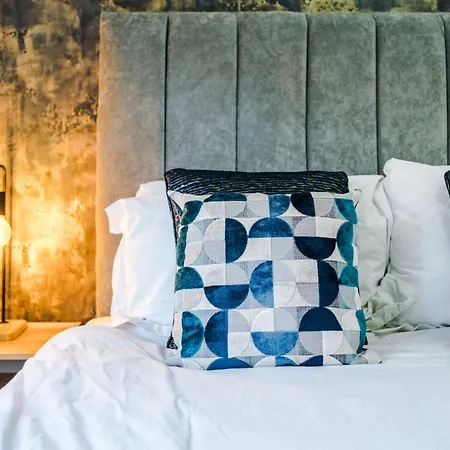 Апартаменты Stylish Boutique Flat In - Sleeps 16 *