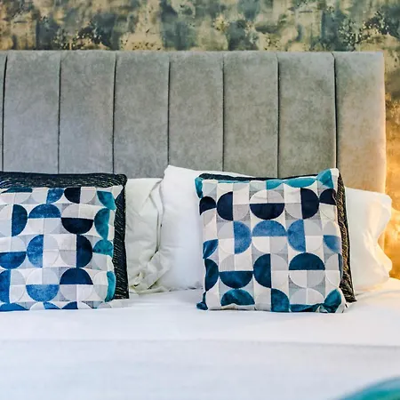 Stylish Boutique Flat In - Sleeps 16 Харрогейт