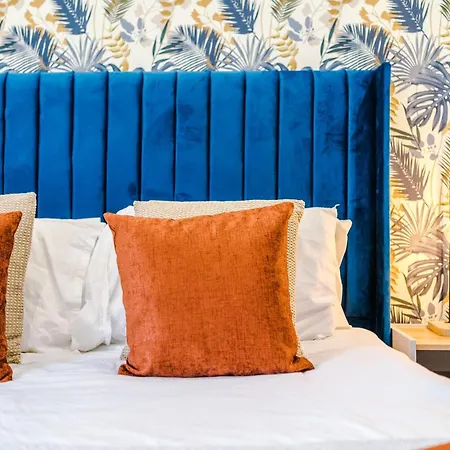 Stylish Boutique Flat In - Sleeps 16 Lägenhet *