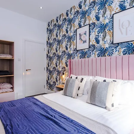 Stylish Boutique Flat In - Sleeps 16 Апартаменты