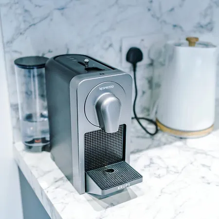 Апартаменты Stylish Boutique Flat In - Sleeps 16 *