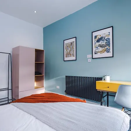 Апартаменты Stylish Boutique Flat In - Sleeps 16 *