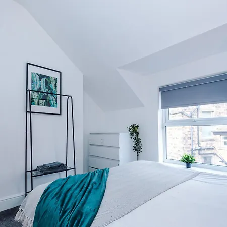 Stylish Boutique Flat In - Sleeps 16 Харрогейт