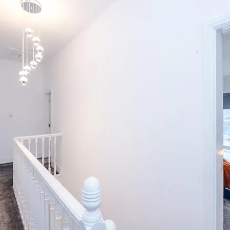 Stylish Boutique Flat In - Sleeps 16 Апартаменты