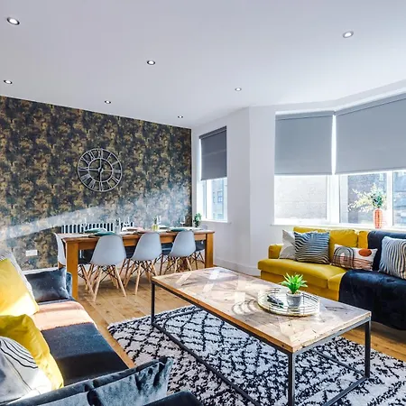 Stylish Boutique Flat In - Sleeps 16 *