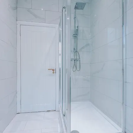 Stylish Boutique Flat In - Sleeps 16 Харрогейт