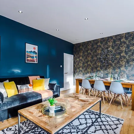 Stylish Boutique Flat In - Sleeps 16 *