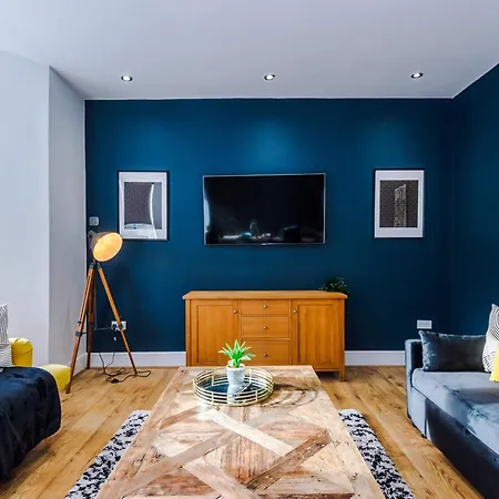 Stylish Boutique Flat In - Sleeps 16 * הרוגייט