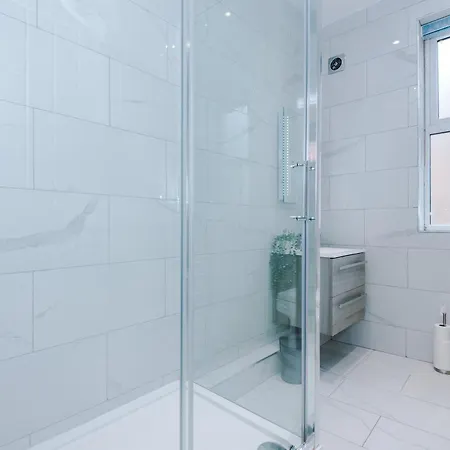 Stylish Boutique Flat In - Sleeps 16 *