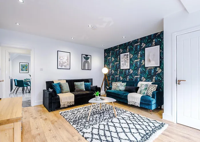 Apartman Sleek 6 Bedroom Abode In *