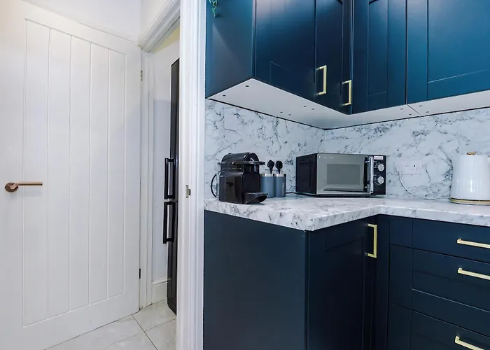 Sleek 6 Bedroom Abode In *