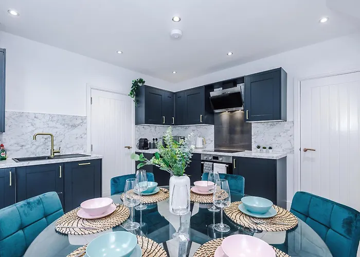 Sleek 6 Bedroom Abode In