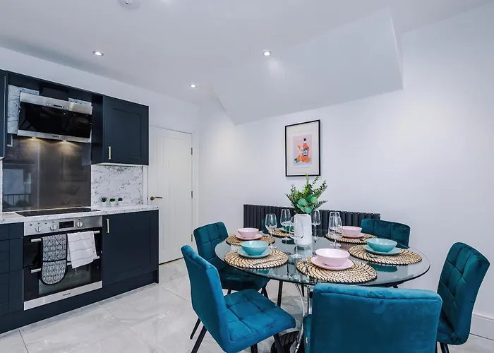 Apartman Sleek 6 Bedroom Abode In