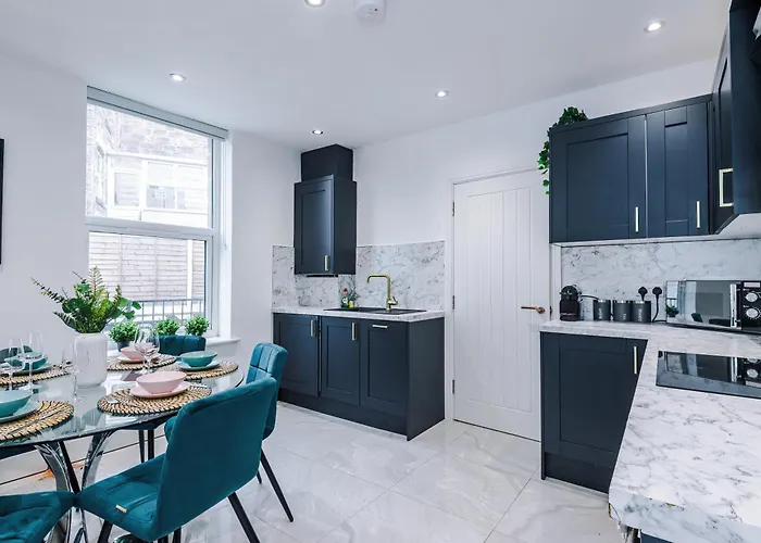 Sleek 6 Bedroom Abode In Apartman