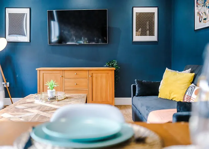Sleek 6 Bedroom Abode In Apartman