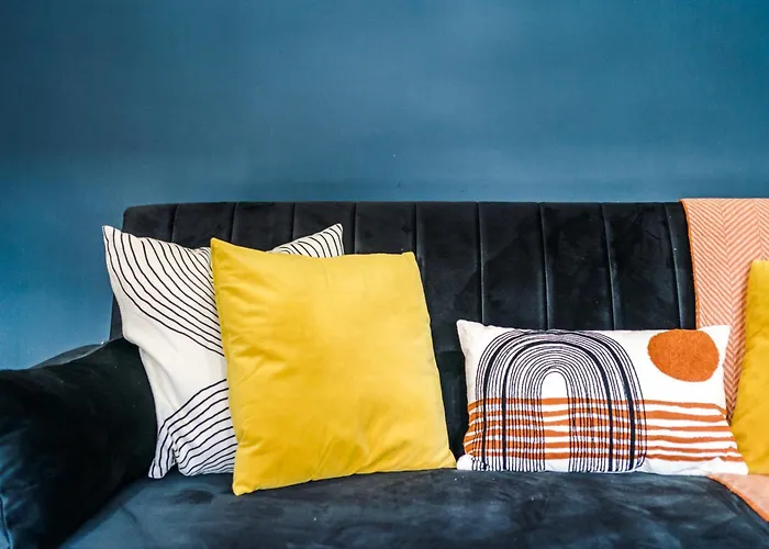 Apartman Sleek 6 Bedroom Abode In *