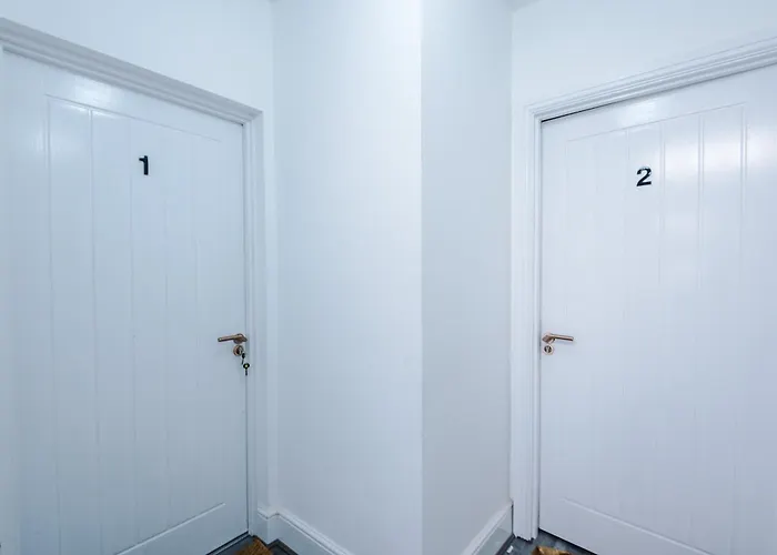 Sleek 6 Bedroom Abode In Apartman