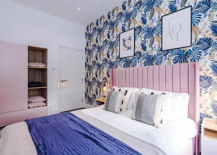 Sleek 6 Bedroom Abode In Apartman