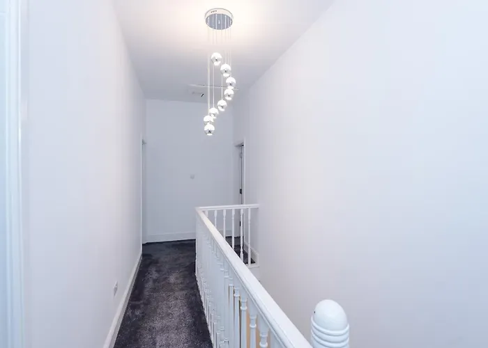 Sleek 6 Bedroom Abode In Harrogate