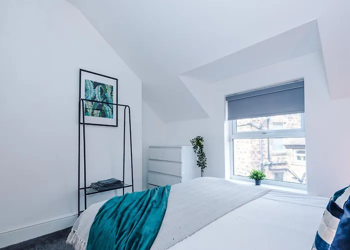 Sleek 6 Bedroom Abode In Harrogate